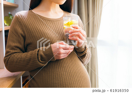 炭酸水を飲む妊婦　レモン 61916350