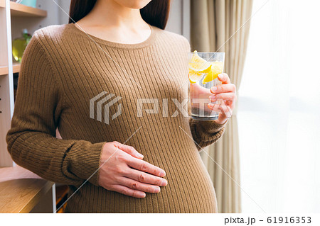 炭酸水を飲む妊婦 レモン 炭酸水を飲む妊婦 レモン 61916353
