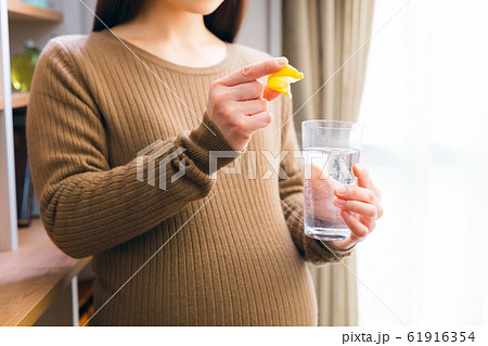 炭酸水を飲む妊婦 レモン 炭酸水を飲む妊婦 レモン 61916354