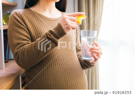 炭酸水を飲む妊婦　レモン 61916355