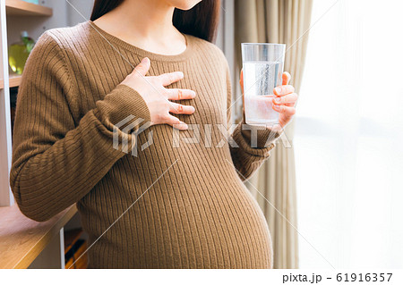 炭酸水を飲む妊婦 吐き気 ムカつき 炭酸水を飲む妊婦 吐き気 ムカつき 61916357