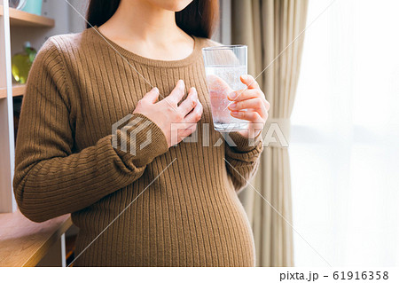 炭酸水を飲む妊婦　吐き気　ムカつき 61916358