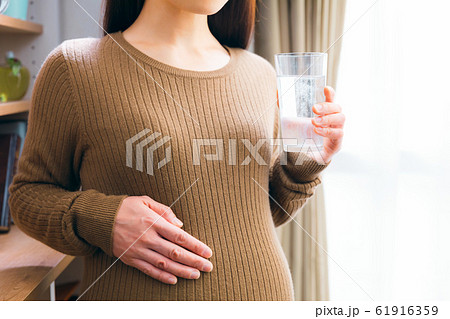 炭酸水を飲む妊婦 炭酸水を飲む妊婦 61916359