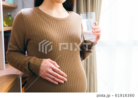 炭酸水を飲む妊婦 炭酸水を飲む妊婦 61916360