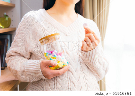 ラムネ菓子を食べる妊婦 61916361