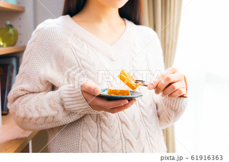 和菓子を食べる妊婦　芋きんつば 61916363