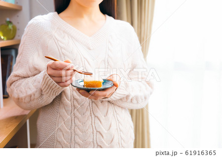 和菓子を食べる妊婦　芋きんつば 61916365