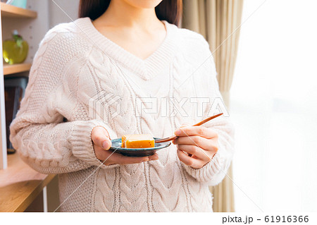 和菓子を食べる妊婦 芋きんつば 和菓子を食べる妊婦 芋きんつば 61916366