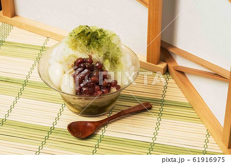 アジア風　抹茶かき氷　Green tea shaved ice 61916975