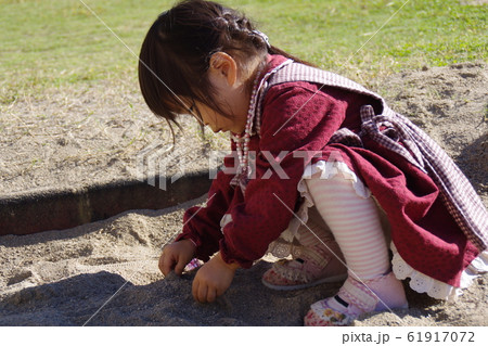 砂遊びの女の子 砂遊びの女の子 61917072
