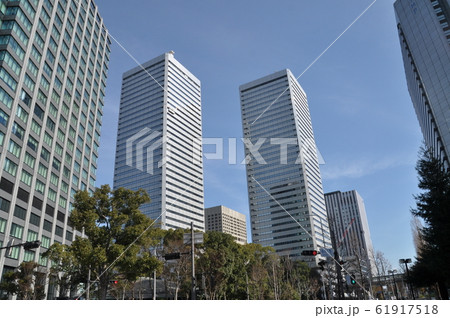 都市風景　大阪ビジネスパークTWIN21　青空とビル 61917518