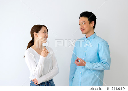 話し合う夫婦 話し合う夫婦 61918019