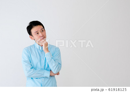 考える男性 考える男性 61918125