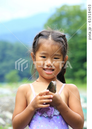 釣りを楽しむ女の子 釣りを楽しむ女の子 61918403