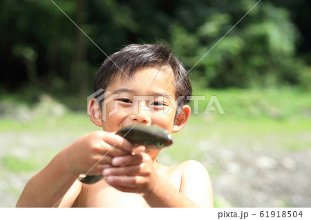 釣りを楽しむ男の子 釣りを楽しむ男の子 61918504