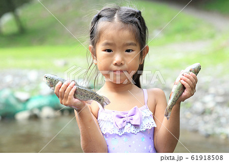 釣りを楽しむ女の子の写真素材