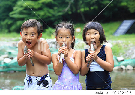 釣りを楽しむ子どもたち 釣りを楽しむ子どもたち 61918512