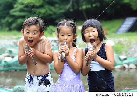 釣りを楽しむ子どもたち 61918513
