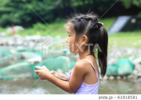 釣りを楽しむ女の子 61918581
