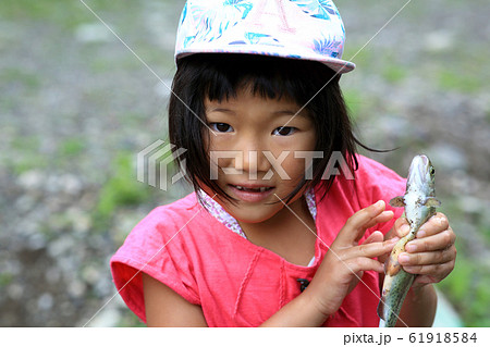 釣りを楽しむ子ども 61918584