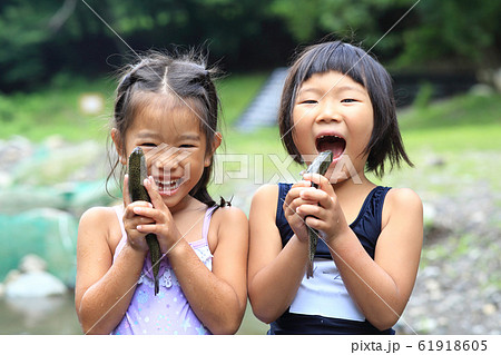 釣りを楽しむ子どもたち 釣りを楽しむ子どもたち 61918605