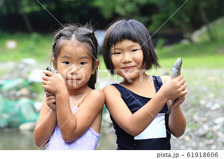 釣りを楽しむ子どもたち 釣りを楽しむ子どもたち 61918606