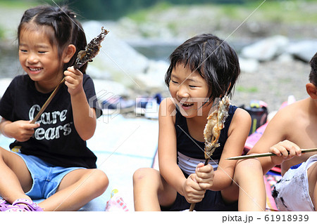 川魚を食べる子どもたち 61918939