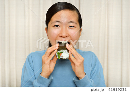 恵方巻を食べる女の子(節分) 恵方巻を食べる女の子(節分) 61919231