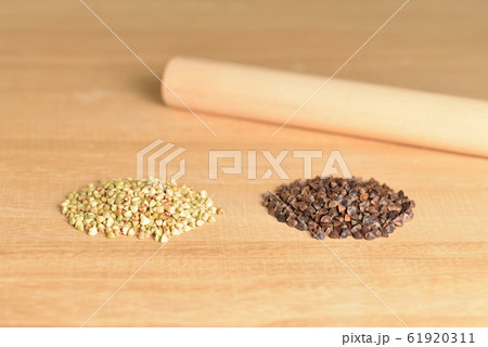 蕎麦の実　抜き実と玄蕎麦と延し棒 61920311
