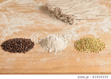 延し板の上の抜き実と蕎麦粉と玄蕎麦 延し板の上の抜き実と蕎麦粉と玄蕎麦 61920350