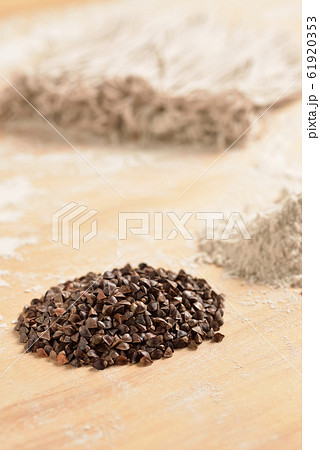 延し板の上の玄蕎麦と蕎麦粉 61920353