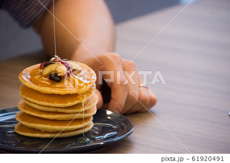 パンケーキを前に 61920491