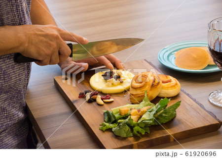 おつまみをきる 61920696
