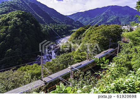 （長野県）木曽路・寝覚の床　脇を通過する、中央西線の電車 61920698