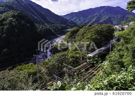 （長野県）木曽路・寝覚の床　脇を通過する、中央西線の電車 61920700