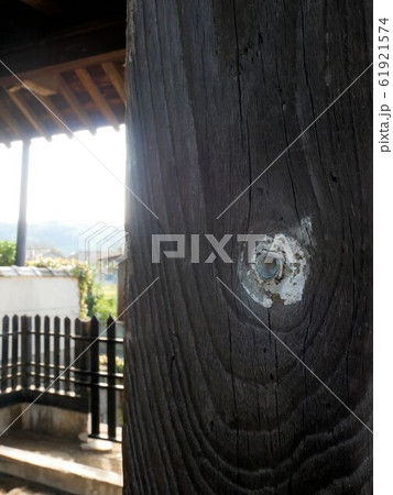 西南戦争の地 正念寺にの山門に残されている銃撃の跡 (熊本県玉東町) 西南戦争の地 正念寺にの山門に残されている銃撃の跡 (熊本県玉東町) 61921574