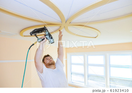 Installing ceiling moldings in the interior 61923410