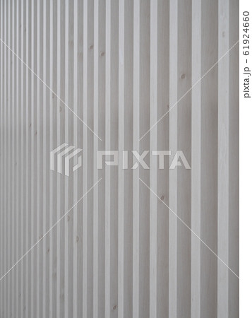 木製のルーバー壁 61924660