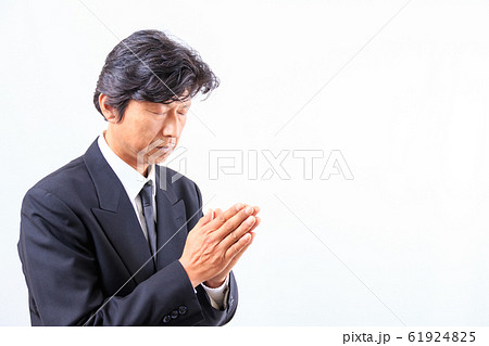 合掌する男性 合掌する男性 61924825