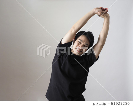 ストレッチをする男性 61925250