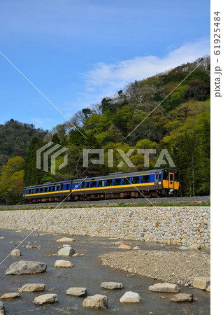 川沿いを走るスーパーおき 61925484