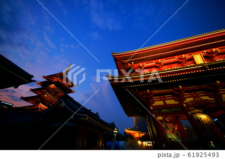 日本の東京都市景観　浅草寺（夜景） 61925493