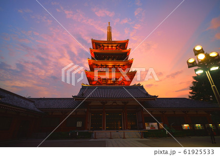 日本の東京都市景観　浅草寺（夕焼け） 61925533