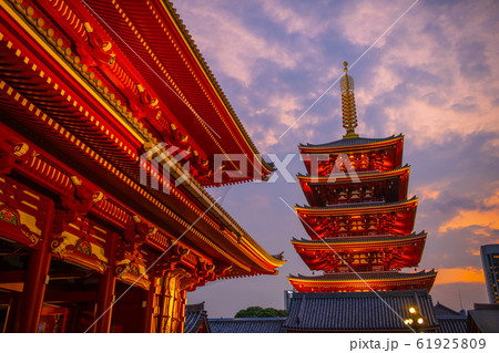 日本の東京都市景観　浅草寺（夕焼け） 61925809
