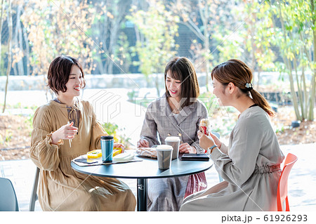 お昼休み 同僚とお弁当を食べる 撮影協力「近畿大学」 お昼休み 同僚とお弁当を食べる 撮影協力「近畿大学」 61926293