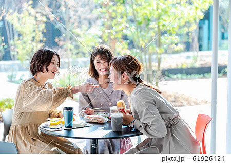 お昼休み 同僚とお弁当を食べる 撮影協力「近畿大学」 お昼休み 同僚とお弁当を食べる 撮影協力「近畿大学」 61926424