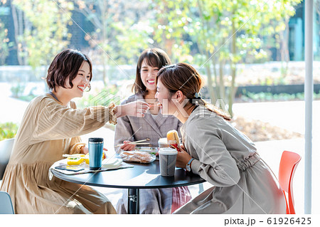 お昼休み 同僚とお弁当を食べる 撮影協力「近畿大学」 お昼休み 同僚とお弁当を食べる 撮影協力「近畿大学」 61926425