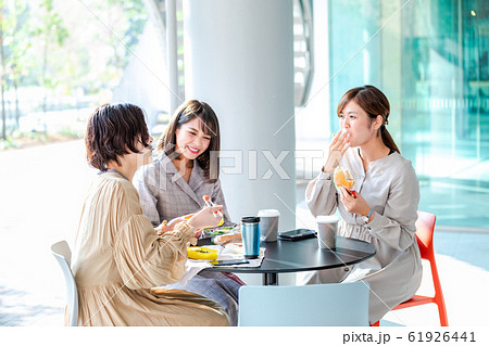お昼休み 同僚とお弁当を食べる　撮影協力「近畿大学」 61926441