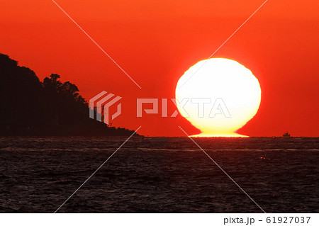 淡路島とだるま夕日の写真素材