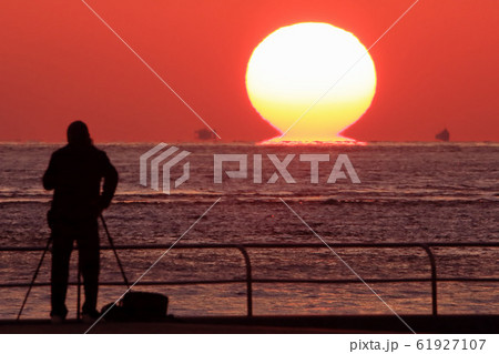 だるま夕日を撮る人 だるま夕日を撮る人 61927107